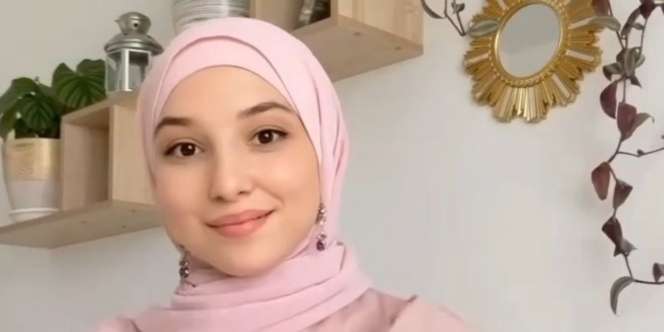 Tutorial Memakai Pashmina dengan Aksesoris Anting yang Bikin Tampilan Bertambah Cantik