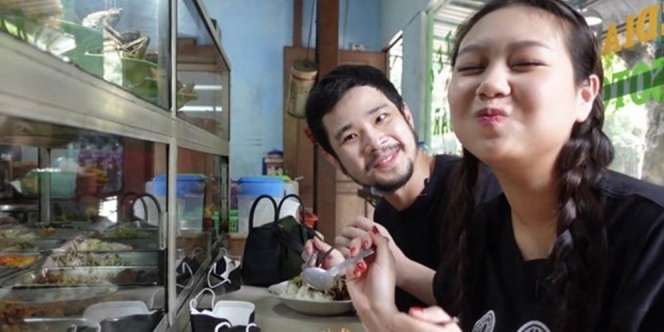 Pertama Kali Makan Pecel Lele di Tempat, Sikap Sisca Kohl Disorot