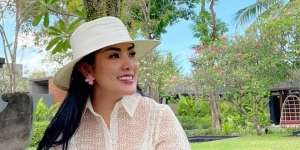 Lihat Penampilan Santai Nindy Ayunda Pakai Bandana 'Sultan' 