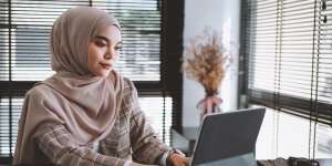 Terlalu Banyak Duduk Seharian di Tempat Kerja? Ini Tips Menjaga Tubuh Tetap Langsing dan Sehat