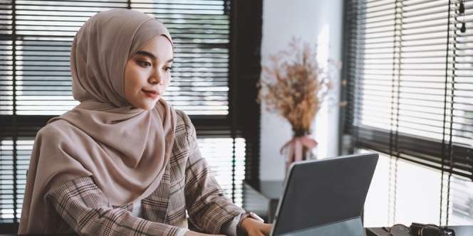 Terlalu Banyak Duduk Seharian di Tempat Kerja? Ini Tips Menjaga Tubuh Tetap Langsing dan Sehat