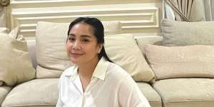 Pakai Kaus Olahraga Bolong, Nagita Tetap Sytlish