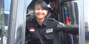 Potret Cantiknya Kenek Bus Wanita, Profesi Langka di Antara Kaum Hawa, Senyum Manisnya Bikin Klepek-klepek