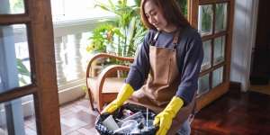 Tutorial Bersihkan Tempat Sampah untuk Cegah Bau Tidak Sedap