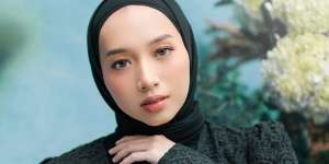 Inspirasi Gaya Makeup Dramatis untuk Hijab Hitam ala Fathi Nurimaniah
