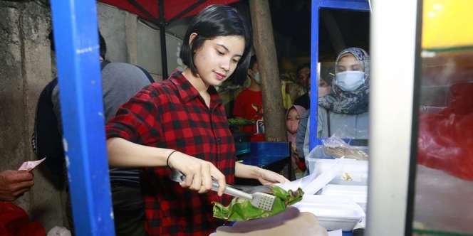 8 Potret Warung Nasi Bakar Melati JKT48 di Teras Rumah, Pakai Gerobak Kecil!
