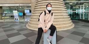 Gaya Busana ala Tantri Syalindri, Santai Saat Naik Pesawat