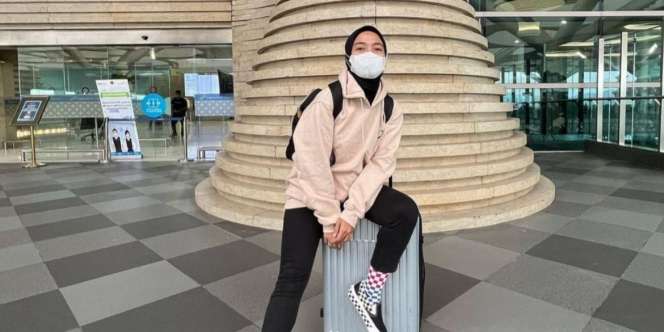 Gaya Busana ala Tantri Syalindri, Santai Saat Naik Pesawat