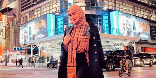Gaya Modis Olla Ramlan Berpose di Jalanan New York, Pemanasan Sebelum Melenggok di NYFW