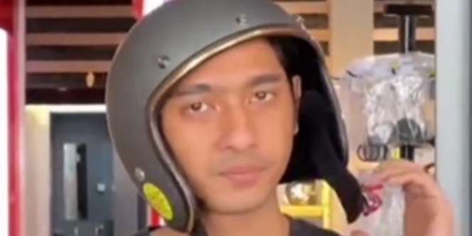 Bikin Ngakak! Penampilan Konyol Arya Saloka Pakai Helm Pemusnah Ketampanan