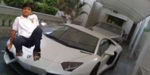 7 Foto Editan Maksa Para Pria `Ngayal` Punya Mobil Mewah