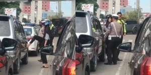 Gerebek Suami Selingkuh, Ibu-Ibu Sampai Didampingi Polisi