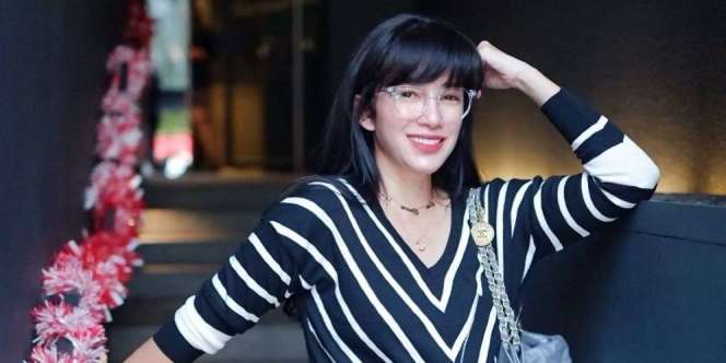 Ussy Sulistiawaty Berlenggok ala Model, Akhirnya Malah Nyeker