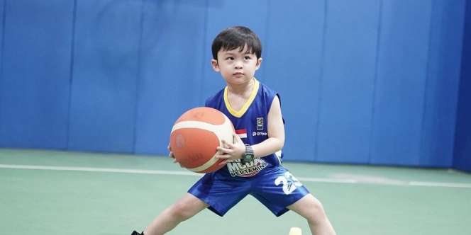 Keren! Kecil-Kecil Raphael Jago Basket, Taekwondo, Sampai Berenang di Kolam Orang Dewasa