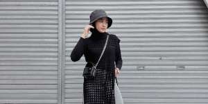 Gaya Busana Helmi Nursifah, Tampil Kasual Nuansa Hitam