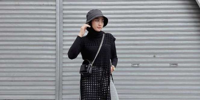 Gaya Busana Helmi Nursifah, Tampil Kasual Nuansa Hitam