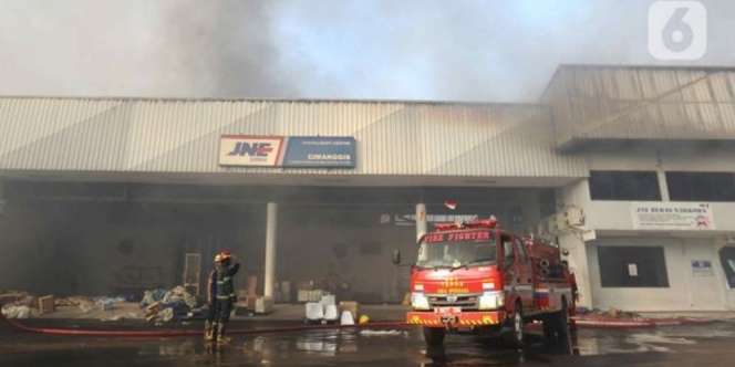 Gedung JNE di Cimanggis Kebakaran, 200 Ribu Produk EIGER Dilahap Api, Total Kerugian Rp50 Miliar