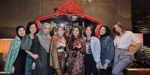 Potret Ultah Ayu Dewi Bareng Geng Seleb Sultan, Bentuk Kuenya Curi Perhatian!