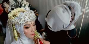 Set Sat Set! Trik MUA Bikin Tampilan Pengantin Tetap Sempurna Meski Punya Waktu Singkat