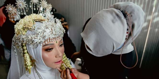 Set Sat Set! Trik MUA Bikin Tampilan Pengantin Tetap Sempurna Meski Punya Waktu Singkat