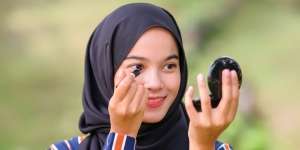 Tutorial Makeup Monokrom agar Wajah Flawless Saat Work From Office