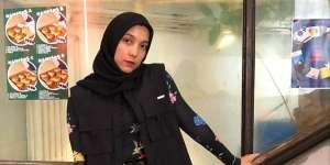 Outfit Boyish dengan Vest Hitam ala Jenahara Nasution
