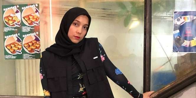 Outfit Boyish dengan Vest Hitam ala Jenahara Nasution