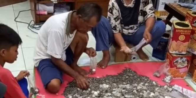 Viral 'Sultan Receh', Berangkat Umroh ke Tanah Suci Pakai Uang Koin Segunung
