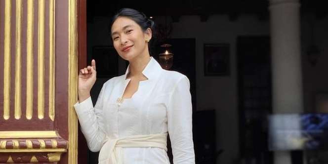 Pakai Songket yang Dibuat Tangan Selama 6 Bulan, Lihat Anggunnya Happy Salma
