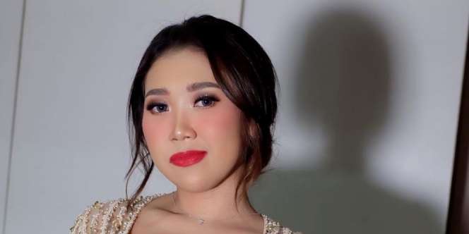 Tampil Berhijab saat Umroh, Penampilan Kiky Saputri Manglingin