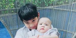 Tak Kalah Stylish dengan Ibunya, Tengok Koleksi Kaus Mewah Rafathar Saat Plesir ke AS