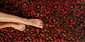 3 Kombinasi Bahan Alami untuk Bantu Redakan Kulit Kaki Stroberi