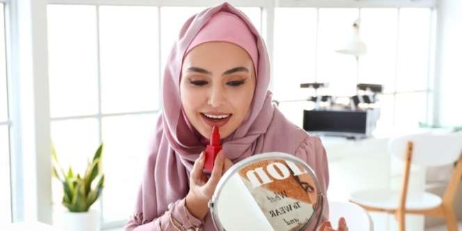 Trik Memilih Warna Lipstik yang Tepat dengan Ujung Jari