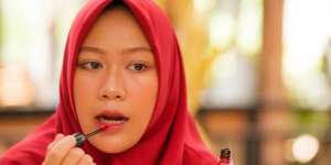 Trik Memakai Lipstik Merah agar Lebih Rapi Tanpa Lip Pencil