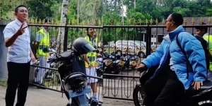 Viral Guru Terlambat Dilarang Masuk Sekolah Oleh Siswa