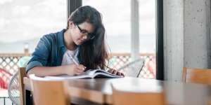 Kata Serapan dalam Bahasa Indonesia: Pengertian, Penyebab, Syarat, Jenis dan Contohnya
