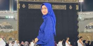 Potret Gaya Hijab Segiempat Desy Ratnasari saat Umrah Curi Perhatian