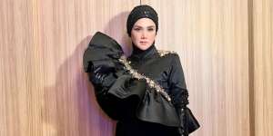 Gaya Busana Mewah Mulan Jameela Saat Manggung di Bandung