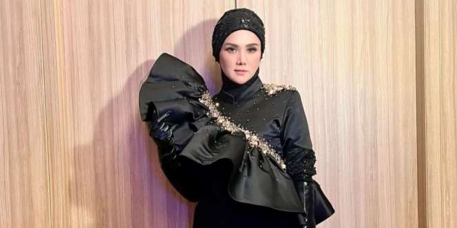 Gaya Busana Mewah Mulan Jameela Saat Manggung di Bandung