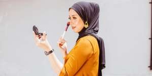 Tingkatkan Pigmentasi Highlight dan Shimmer Eyeshadow dengan Cara Ini