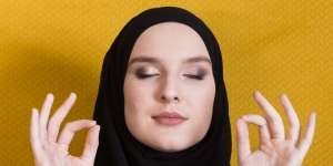 Efek Eyeshadow Rose Gold dengan Campuran Warna Netral