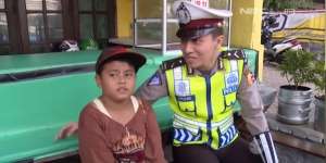 Momen Bocah Penjual Gorengan Minta HP ke Polisi, Alasannya Bikin Terenyuh hingga Bikin Netizen Nangis