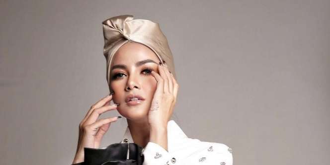 Inspirasi Outfit Elegan Hitam Putih ala Olla Ramlan