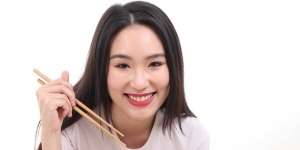 Dokter Ajarkan Olahraga Simpel Pakai Sumpit, Cocok untuk Pekerja Kantoran