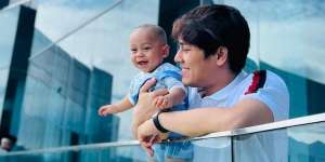 Operasi Berjalan Lancar, Rizky Billar Ungkap Penyebab Baby L Terserang Hernia
