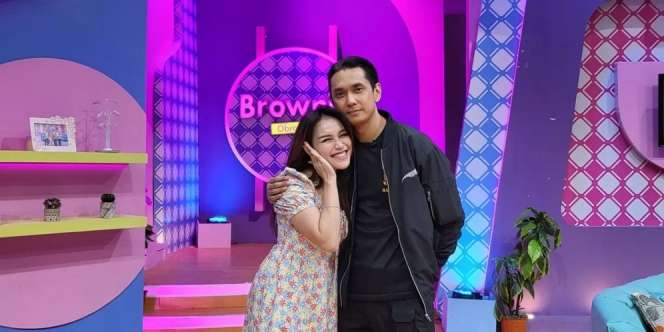 Berpose Mesra dengan Adik Sara Wijayanto, Ayu Ting Ting: `Masuk Kriteria`