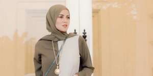 Gaya Berani Olla Ramlan Tabrak Motif, Buat Outfit Makin Menarik