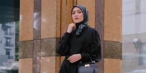 Outfit Serba Hitam Elegan ala Richa Iskak