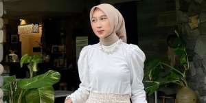 Inspirasi Outfit Weekend, Tetap Feminin Meski Tanpa Warna Merah Muda