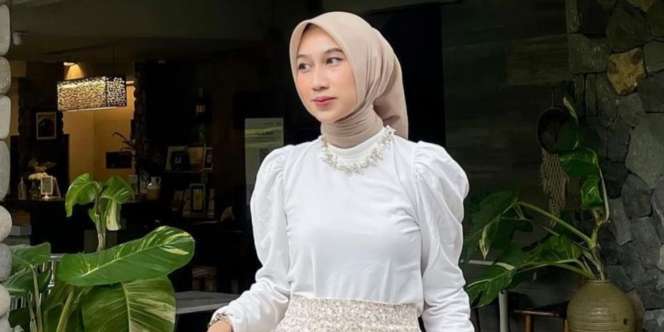 Inspirasi Outfit Weekend, Tetap Feminin Meski Tanpa Warna Merah Muda